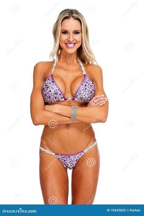 Ung Idrotts Flicka Med Den Sexiga Kroppen I Bikini Arkivfoto Bild Av