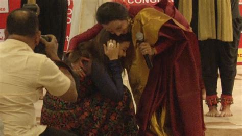 When Aishwarya Rai Bachchan Touched A Ladys Feet In Public Unseen