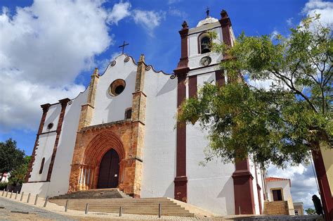 Silves castle, located on the top of a hill in the small town of silves, portugal, is the highest point of the town. 12 locais de visita obrigatória em Silves | VortexMag