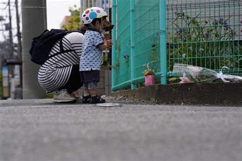 川崎・児童ら20人殺傷事件から1年 発生現場で手を合わせる関係者 写真特集710 毎日新聞