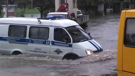 В городе стало смывать машины, вода залилась в дома. потоп в центре Сочи 21 июля 2014 - YouTube