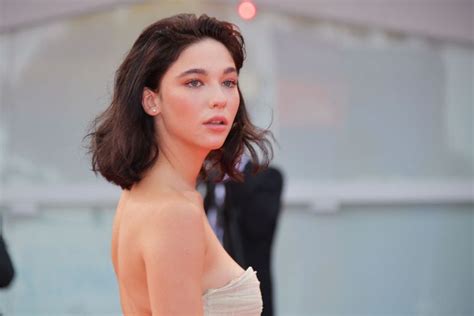 Bologna il 11/9/1995+ età e segno. Matilda De Angelis è perfetta nel nuovo video di Tommaso ...