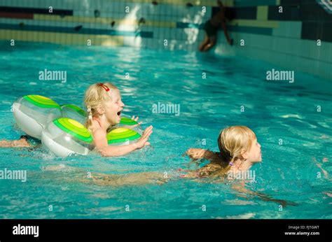 süßes kleines mädchen im badeanzug fotos und bildmaterial in hoher auflösung seite 3 alamy