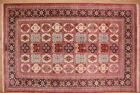 Unsere ghom teppiche werden in der heiligen stadt ghom, der hauptstadt der iranischen provinz ghom, und in china hergestellt. Perser Teppich Ghom Seidenteppich "Lajvardi" 127x79 cm Rot