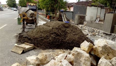 Berat dan massa sangatlah erat kaitannya dan mereka saling berhubungan satu sama lain. Berat Jenis Material Bahan Bangunan (Pasir, Beton, dan Baja)