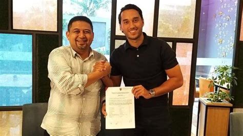 Dia bermain di klub liga dua belanda bernama jong ajax. Gantikan Posisi Ferdinand? Ezra Walian Pemain Liga Belanda ...