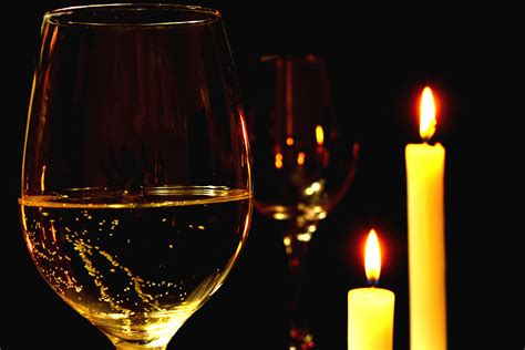图片素材 玻璃 庆典 碗 舒适 喝 蜡烛 灯光 红酒杯 半光 浪漫主义 白酒 一杯酒 高脚杯 杯白葡萄酒 饮料