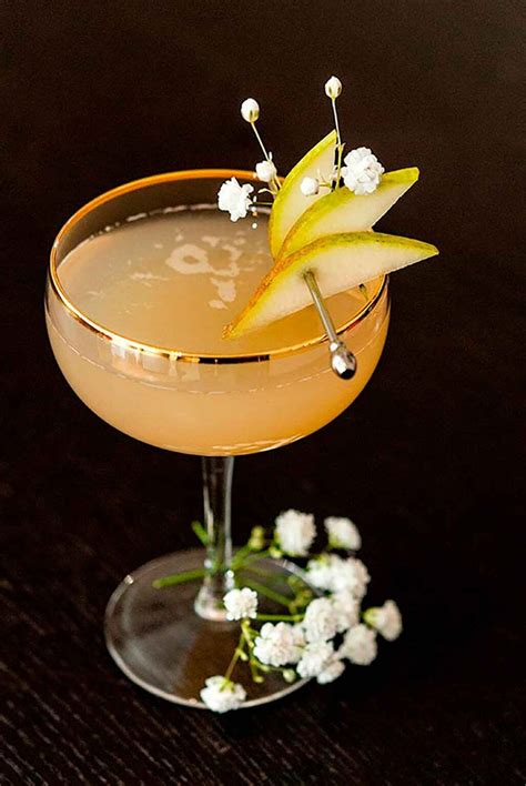 This Sparkling Pear And Ginger Cocktail Is Such An Elegantly Refreshing