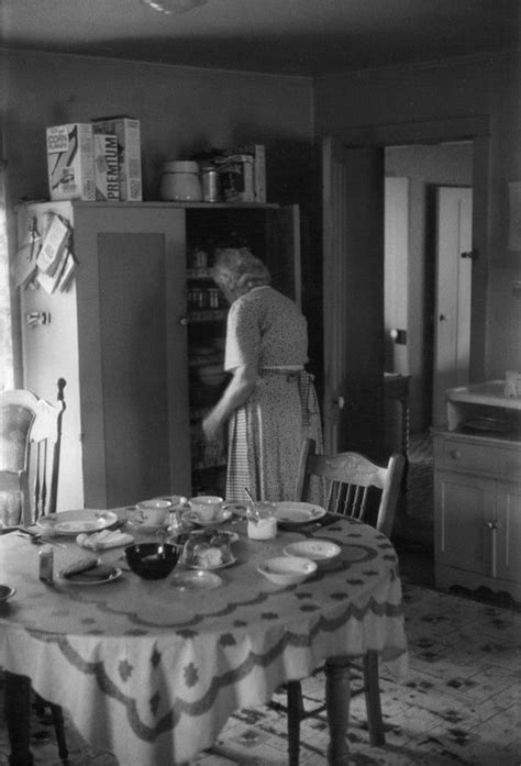This Reminds Me Of My Grandma Always In Her Kitchen Vintage Pictures Old Pictures Vintage