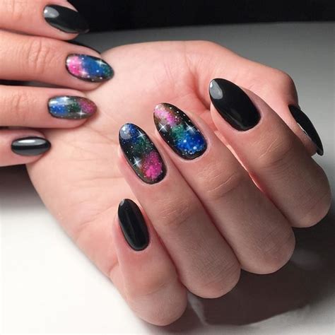 Las imagenes de uñas negras decoradas, acrilicas, mate, con dorado, con rojo, plata, blanco y mucho más! 25 Diseños de uñas negras para las chicas con más estilo