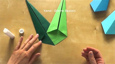 Das papier diagonal von rechts nach links falten. Sterne Basteln - Weihnachtsdeko basteln mit Kindern ...