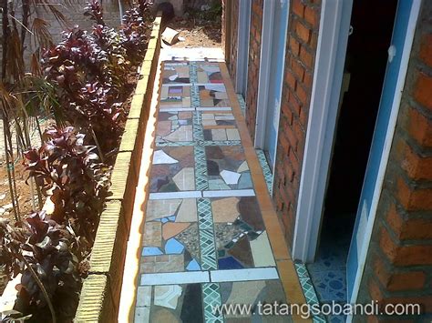 Limbah kulit pisang merupakan biomassa yang awalnya derivatif dari pisang yang telah di ambil dari kulit pisang. Lantai Unik dari Limbah Keramik