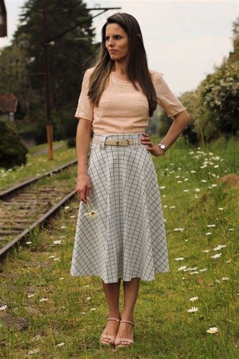 Saia midi branca grid com bolsos em até vezes Saia modesta Saia midi branca Saia cintura