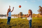 ¿Qué beneficios aporta a los niños jugar con la pelota? - Eres Mamá