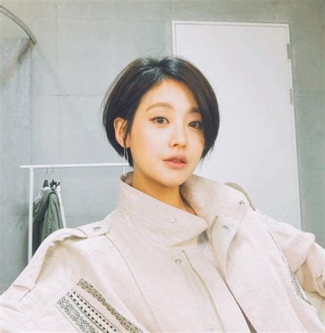 This haircut is the combination it is the simplest yet, elegant short hairstyle for korean women. Oh Yeon-seo's fascinating short hairstyle | Asian short ...
