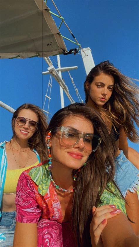Notícias Camila Queiroz passeia de barco com as irmãs e Klebber Toledo Portal do Zacarias