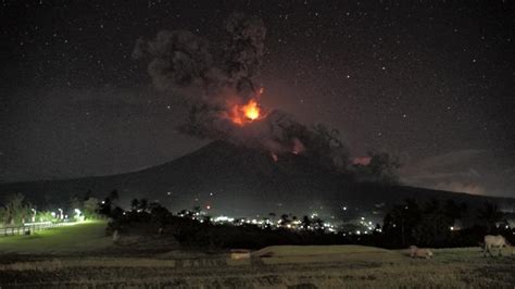 Huge Eruption At Mayon Volcano Philippines Ejects Ash 125 Km 41 000
