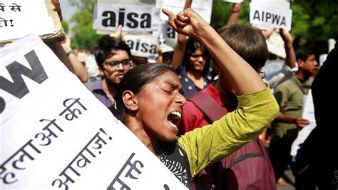 印度13岁女孩被性侵后报警，又被警察强奸