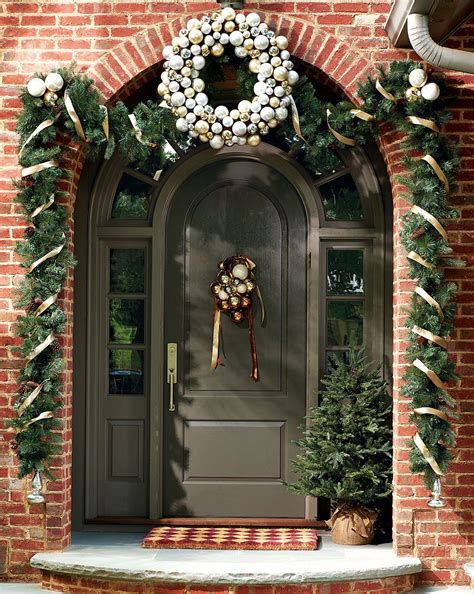 10 Festive Holiday Front Doors To Inspire How To Decorate Outdoor