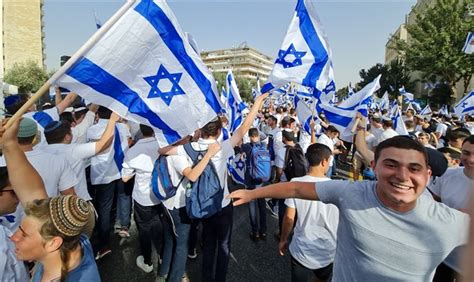מוקדם יותר מטעמי זהירות הוחלט לפנות את בית המשפט המחוזי במזרח העיר מעובדים ושופטים. צעדת דגלים נוספת דרך שער שכם צפויה בשבוע הבא בירושלים - ערוץ 7