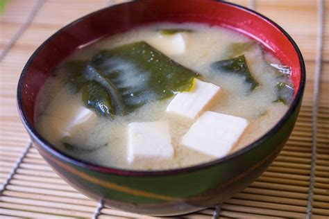 Receta de sopa de miso, básica en la gastronomía japonesa - Japonismo | Recipe | Food, Cooking ...