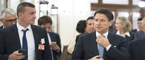 Lo dice la legge, non conte o renzi o zingaretti o di maio. Covid, positivi Rocco Casalino e Giovanni Grasso, i ...