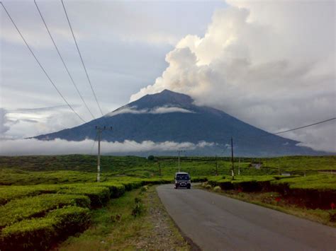 ^ mount everest (8.848 m) di benua asia. 7 Gunung Tertinggi di Asia Tenggara | Traveler Istimewa ...
