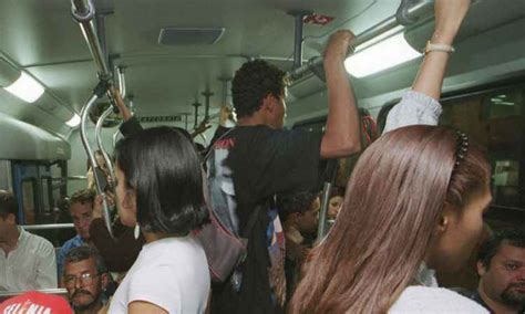 Propostas para punir encoxada no ônibus com prisão estão paradas no Congresso Politica