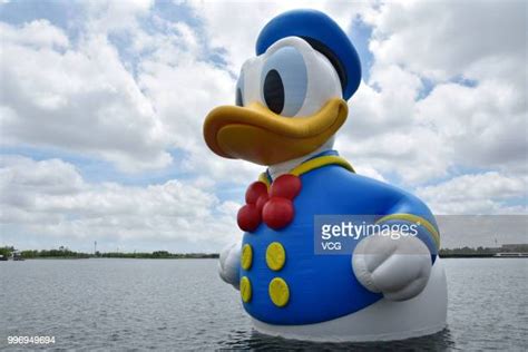 Rubber Donald Duck Debuts In Shanghai Foto E Immagini Stock Getty Images
