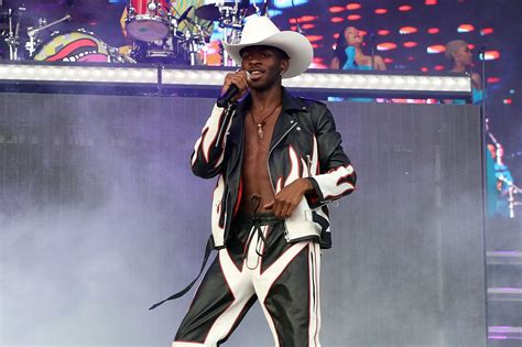 The entire video thumbs its nose at heterosexual insecurity, using the same exploitational imagery. Lil Nas X Performs Old Town Road for Talent Show Kids | Time