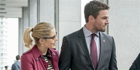 Oliver And Felicity Hold Hands For Star City’s Thanksgiving Dedication On ‘arrow’ Arrow