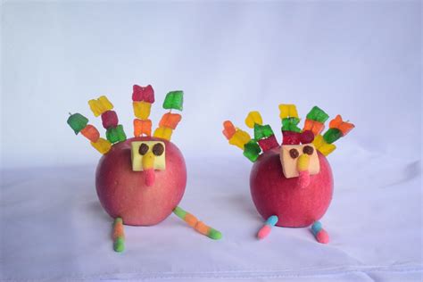 Edible Apple And Candy Turkey Craft For Thanksgiving