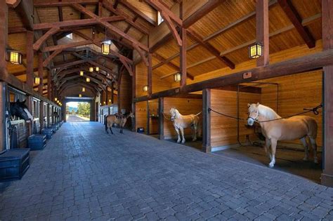 3,720 seuraajaa, 414 seurattavaa, 165 julkaisua. Beautiful barn interior #beautifulhorse | Horse barn plans, Horse barn designs, Horse barns