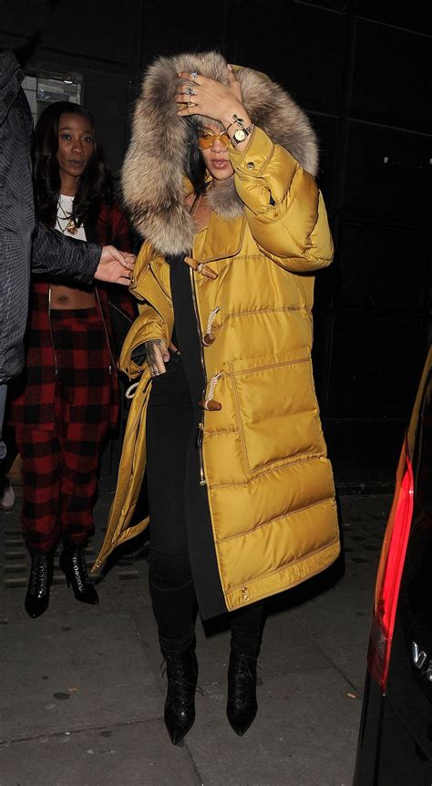 Rihannas Answer To The Cold Dress Like A Rock Star Rihanna Outfits