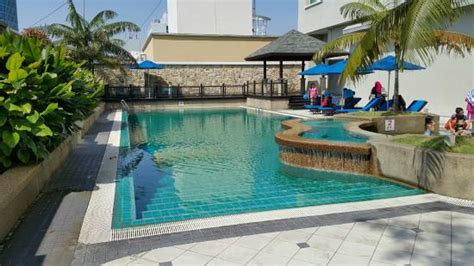 Het is niet alleen betaalbaar, maar bovendien comfortabel en centraal gelegen. Swimming Pool - Picture of Royale Chulan The Curve ...