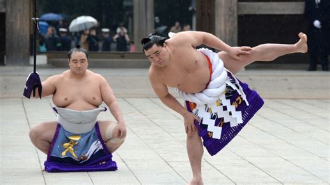 Video Le Rituel De Purification Des Deux Grands Champions De Sumo Japonais
