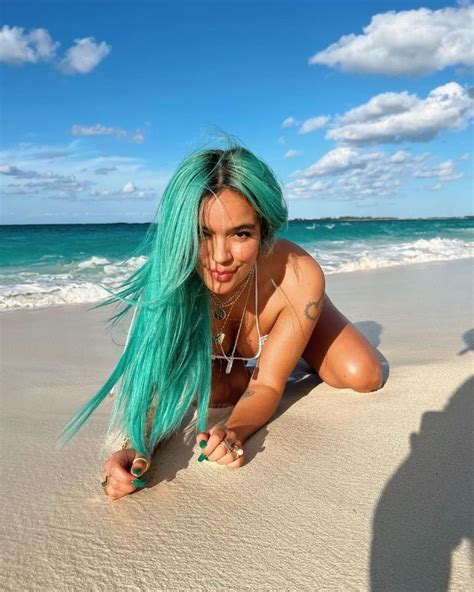 Karol G Sube La Temperatura En Instagram Posando En Atrevido Bikini Desde La Playa