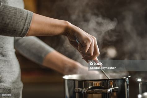 점심 식사를 하는 동안 냄비에 스프를 감동 하는 인식할 수 없는 여자 요리하기 음식 준비에 대한 스톡 사진 및 기타 이미지