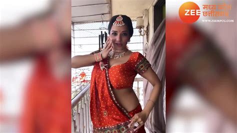 Bhojpuri Actress Monalisa Flaunts Cleavage Ethnic Look People Are Shocked To See Her Deep Neck