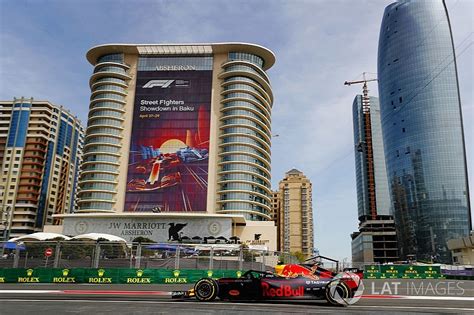 Während verstappen in der siebten runde an leclerc vorbeikam und sich auf die jagd nach hamilton machte, arbeitete sich vettel mit geschick und guter strategie nach vorn. Verstappen explica problema no final do TL2 em Baku