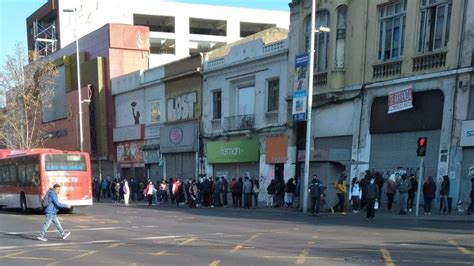 Comerciante que hace fila eterna en mall chino de santiago: FOTOS| Peligros del desconfinamiento: Personas pasan la ...