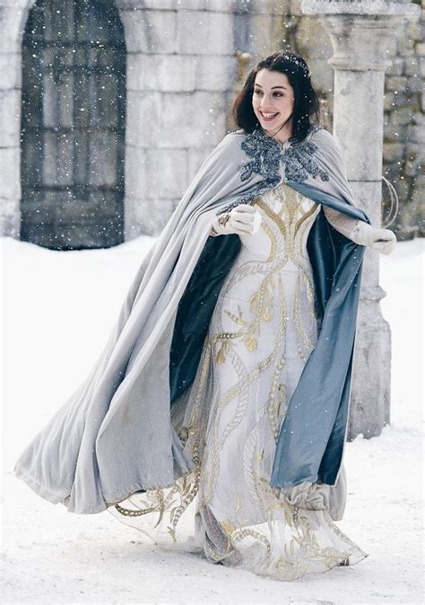 Mary Stuart In 2020 Reign Fashion Medieval Dress Princess Reign Dresses