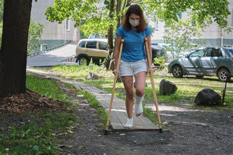 134 Woman Leg Cast Crutches Hospital Stock Photos Free And Royalty Free