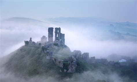Premium Photo Foggy Corfe Castle