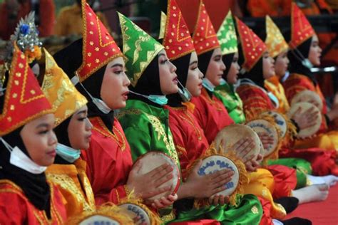 Tari Indang Sejarah Makna Jenis Gerakan Dan Properti Tarian