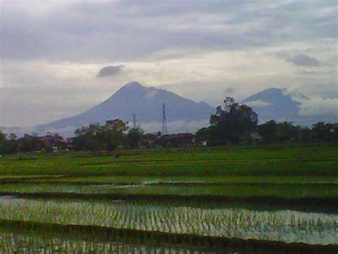 Jadi dalam traktor tersebut dipasang panel surya di atasnya lalu disambungkan ke baterai untuk pengisian daya. Keindahan Pemandangan Alam Gunung Merapi Sore Hari Saat Mendung
