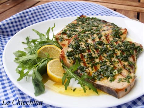 Per non rischiare di far attaccare il vostro trancio di pesce spada alla griglia rovente, il nostro consiglio è quello di ungerla preliminarmente con un poco d'olio: Pesce spada alla griglia con salsa alle erbe | Ricetta ed ...