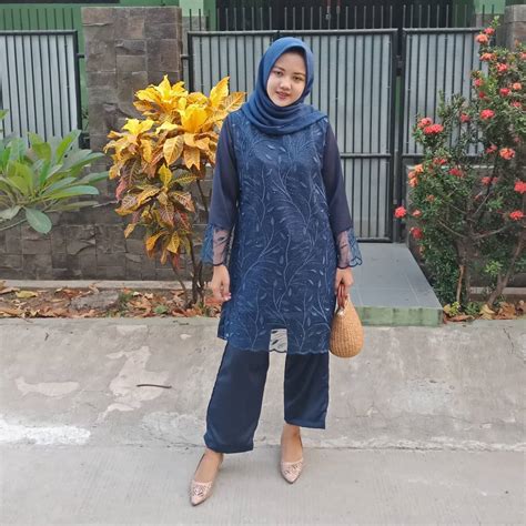 Terkhusus wanita, mungkin kamu juga mengalami sebenarnya, memilih model baju kondangan bukanlah hal yang sulit. Model baju kondangan kekinian | Hafizi Azmi