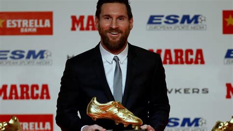 en vivo lionel messi recibe la sexta bota de oro como máximo goleador en europa hch tv