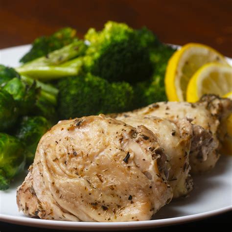 This sticky garlic chicken recipe does require one simple step before starting up the slow cooker, and another step afterward. Slow Cooker Lemon Garlic Chicken Recipe by Tasty